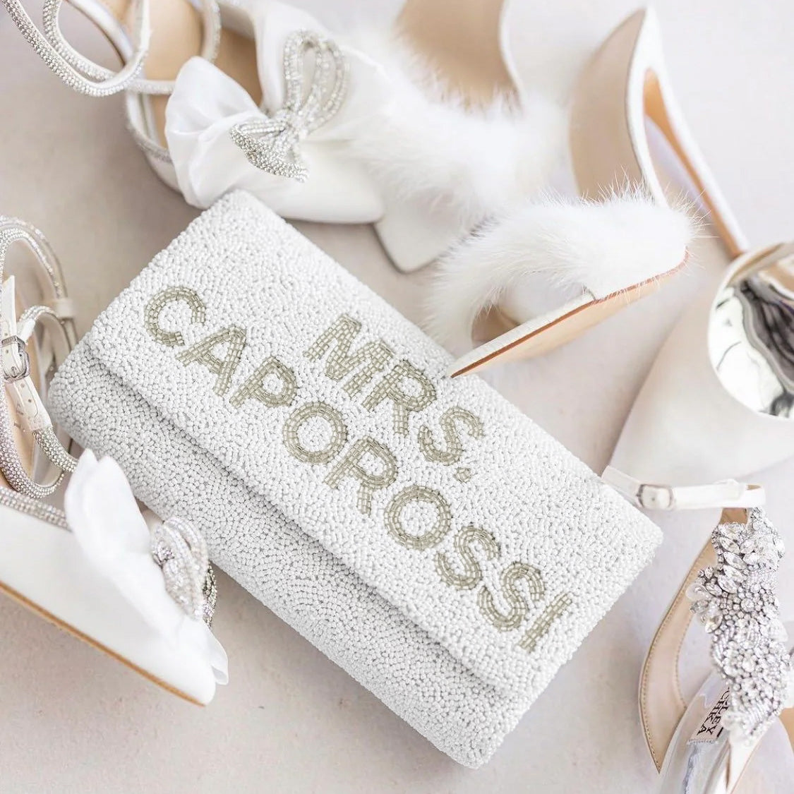 Elegant bridal clutch with white color and design of Mrs. Caporossi